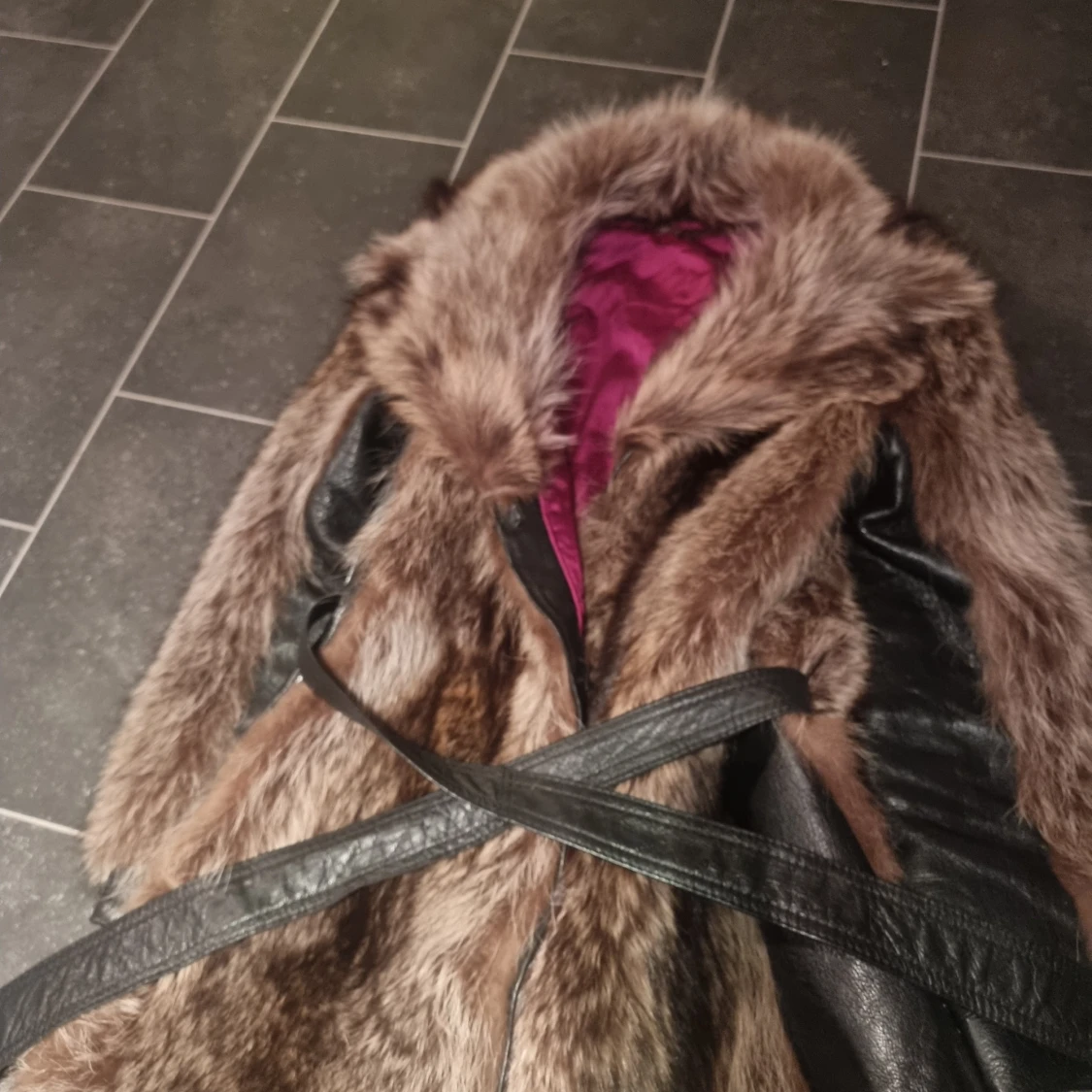 Brun pälsjacka med skinnpaneler