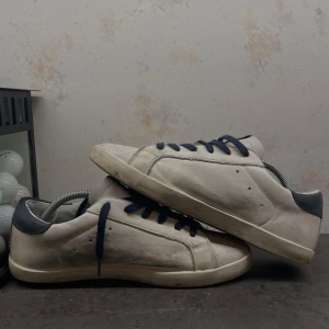 Skor med phmodell stuk - Hej, säljer nu dessa skor då dom inte används längre. Det är ett par riktigt snygga skor från (V69 Italia) med golden goose/philipe modell stuk. Skorna köptes från boozt.com för ungefär 1299 kr👌 Skorna har använts rätt så mycket, så skulle säga att skicket inte riktigt är toppen men dom har fortfarande mycket kvar att ge💯 Kom pm vid minsta lilla fundering👍Lägg prisförslag