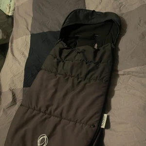 Bugaboo åkpåse  - Bugaboo åkpås Använd den endast i vår liggdel till vår 4 månaders pojke . Åkpåsen är i fint skick säljer den så vi fått en ny åkpåse i present  