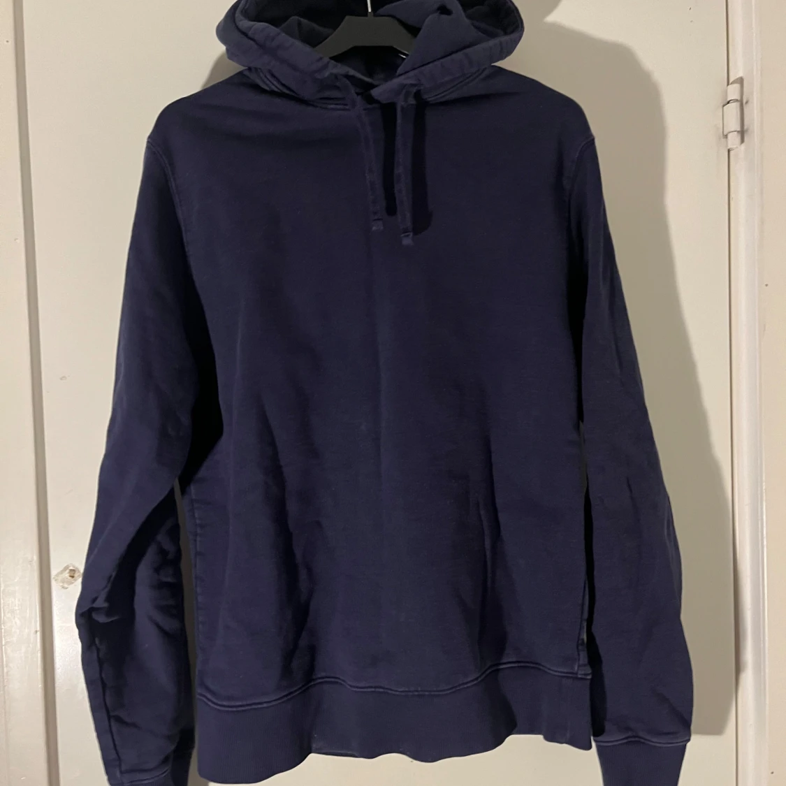 Mörkblå hoodie från These Glory Days