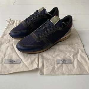 Valentino Rockrunner  - Tjena! Säljer nu dessa riktigt snygga valentino rockrunnersen! Skorna är i storlek 42! Skorna är i bra skick! Båda og dustabagsen ingår vid köp! Skriv vid frågor eller bilder! Vid snabbaffär=bättre pris!