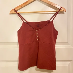 brandy linne 🐞 - roströd ish linne från brandy melville!! Köpt för ca 1,5 år sedan i stockholm och inte använts så mycket. kontakta gärna vid frågor 