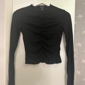 Svart tröja - Svart tröja med detalj i mitten från monki i storlek xs🩷