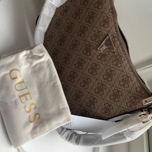 Väska guess  - Helt ny, från guess 