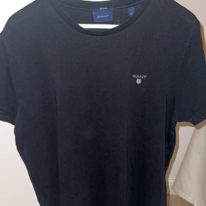 Svart t-shirt från GANT - Säljer nu min T-shirt från Gant i storlek M. Skicket är bra och knappt använt.