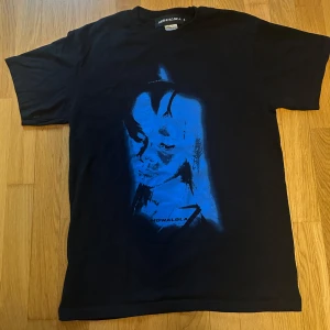 Mowalola blue face t shirt  - Tishan är i bra skick den har inte använts så mkt.    Tröjan har en väldigt cool blå färg som jag inte har sett så mkt förut samt en cool graphic                                             Den är svår att hitta online                                             Hör av dig om du har frågor!