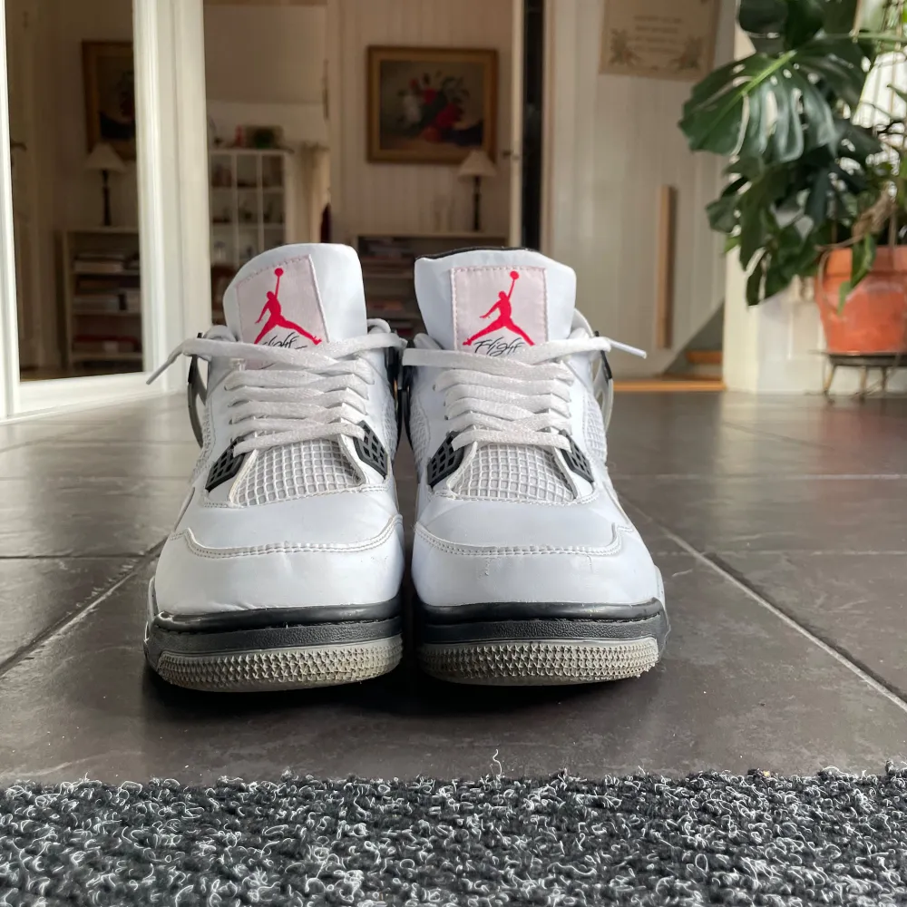 Säljer ett par klassiska sneakers i vit och grå färg. Storlek 43.. Kengät.