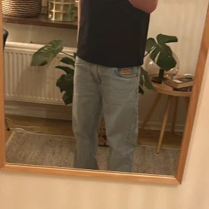 Baggy jeans - Säljer mina baggy empirejeans då dom inte kommer till andvändning. Dom är storlek 27 men ja har storlek 30 o ja kan ändå ha på mig dom så ja vet liksom inte riktigt vilken storlek dom är. Skriv om ni har frågor eller prisförslag. 🙂‍↕️