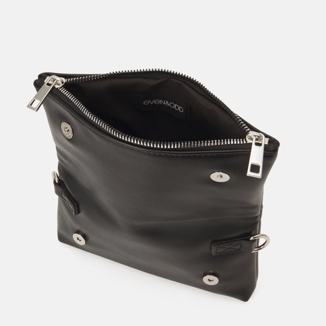 Svart axelväska med nitar från Even&Odd - 90