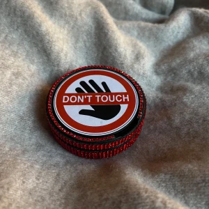 Svart förvarings dosa med valfri design  - Don’t touch dosan✨ Perfekt för att förvara småsaker eller som en dekorativ detalj. 