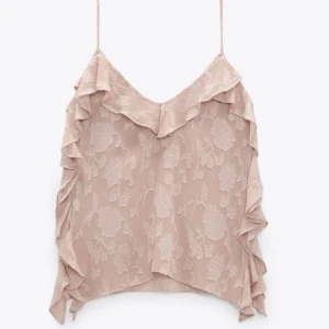 Blommig linnetopp med volang - Snygg beige/rosa linnetopp med blommigt mönster och volangdetaljer. Skulle säga att den passar S-M, knappt använd💞skriv för mer bilder