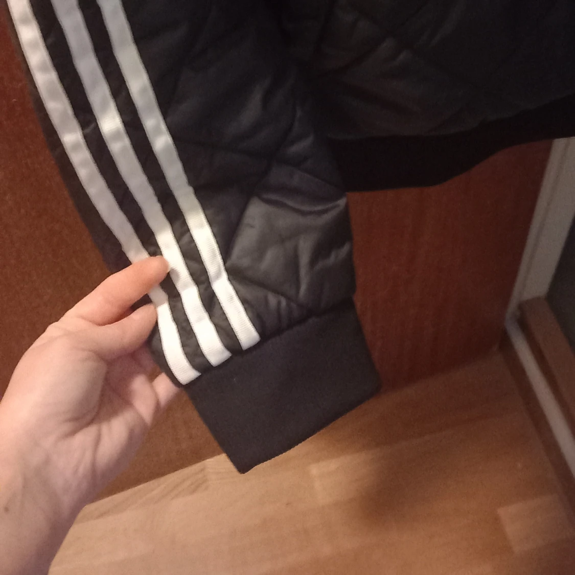 Svart quiltad bomberjacka från Adidas - 90