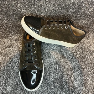 Lanvin skor - Säljer ett par riktigt fräscha lanvins i storlek 42 men passar även 43. Dessa är i färgen mörkbrun och ser lite svartare ut i verklighet. I ett otroligt skick (9/10) och inga defekter