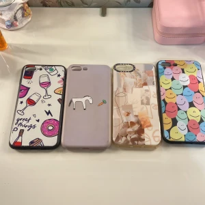 Färgglada mobilskal - Fyra olika mobilskal med unika mönster. Ett med vin och donuts, ett med en enkel design av en häst och morot, ett med abstrakta former och ett med glada ansikten i olika färger. 30 kr st