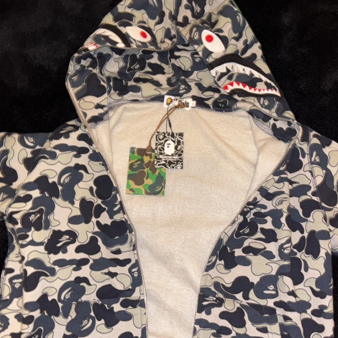 Camouflage hoodie med hajmotiv