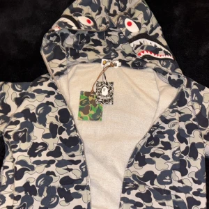 Camouflage hoodie med hajmotiv - Helt oanvänd, kan gå ner i pris vid snabbaffär!