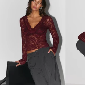 Vinröd spets topp  - Superfin vinröd spetstopp från gina, endast använd en gång så som ny! Slutsåld på hemsidan 