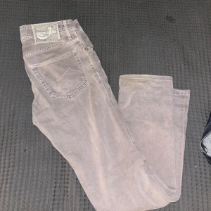 Jacob Cohen jeans - Snygga grå jeans från Jacob Cohen i storlek 30. De har en klassisk femficksdesign och en stilren look. Perfekta för en avslappnad stil.