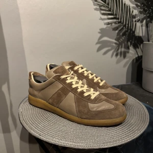 Maison Margiela GATS - Maison Margiela Gats | Skick: 7/10, helt galet fina och vårdade men använda, super fin i mockan, lite slitage i ena hälen men är verkligen inget stort | Endast skor | Pris: 2499