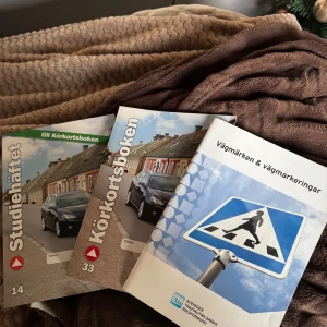Körkortsböcker och vägmarkeringar - Samling av tre böcker för körkortsstudier: 'Körkortsboken', 'Studiehäftet till Körkortsboken' och 'Vägmärken & vägmarkeringar'. Perfekt för den som studerar för att ta körkort i Sverige. Innehåller viktig information om trafikregler och vägskyltar.