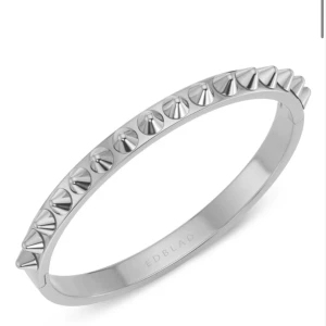 Silverarmband med nitar från Edblad - Snyggt och stilrent armband i silver från Edblad, dekorerat med små nitar runtom. Perfekt för att ge en edgy touch till din outfit. Armbandet är smalt och elegant, vilket gör det lätt att matcha med andra smycken.