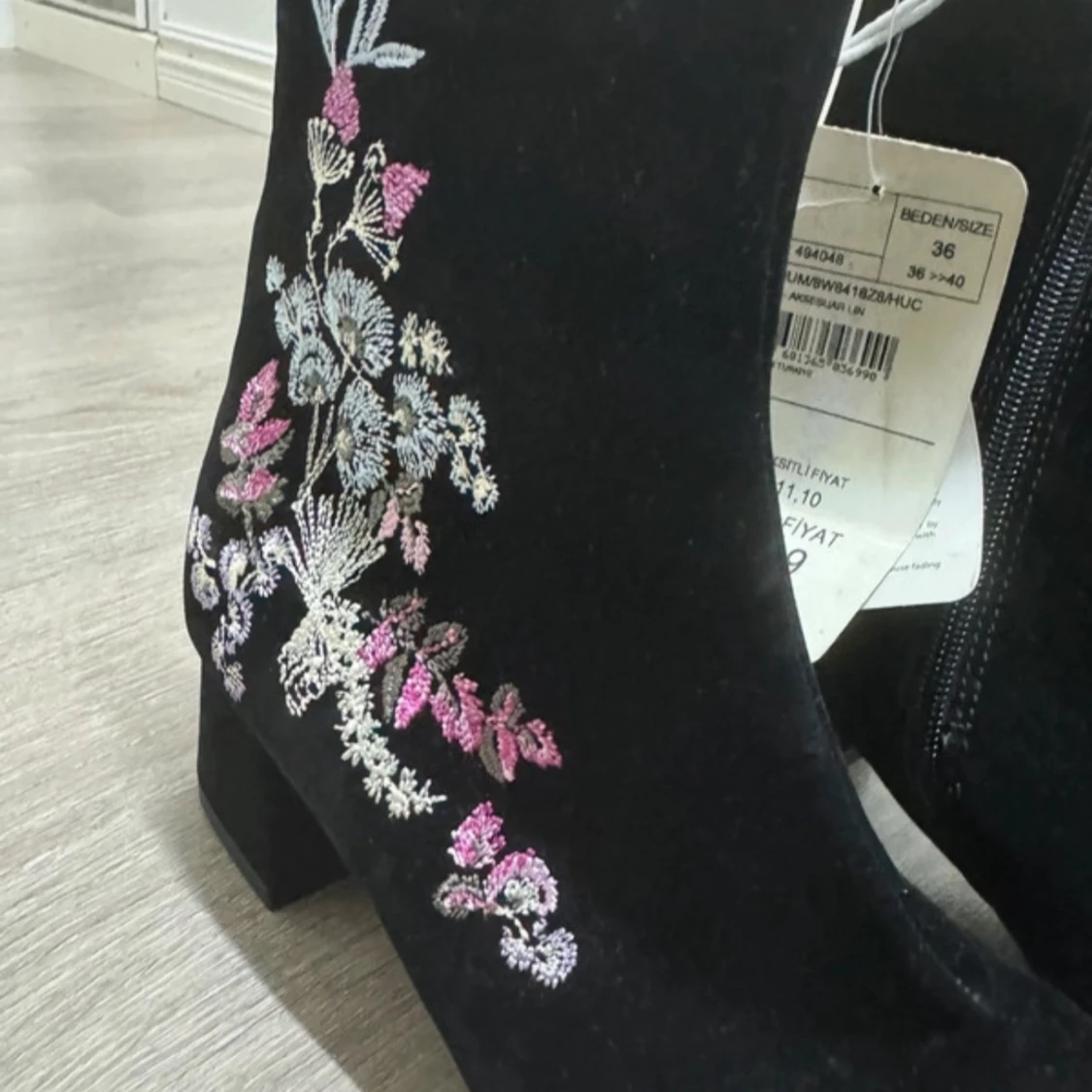 Svarta boots med blommigt broderi - 93