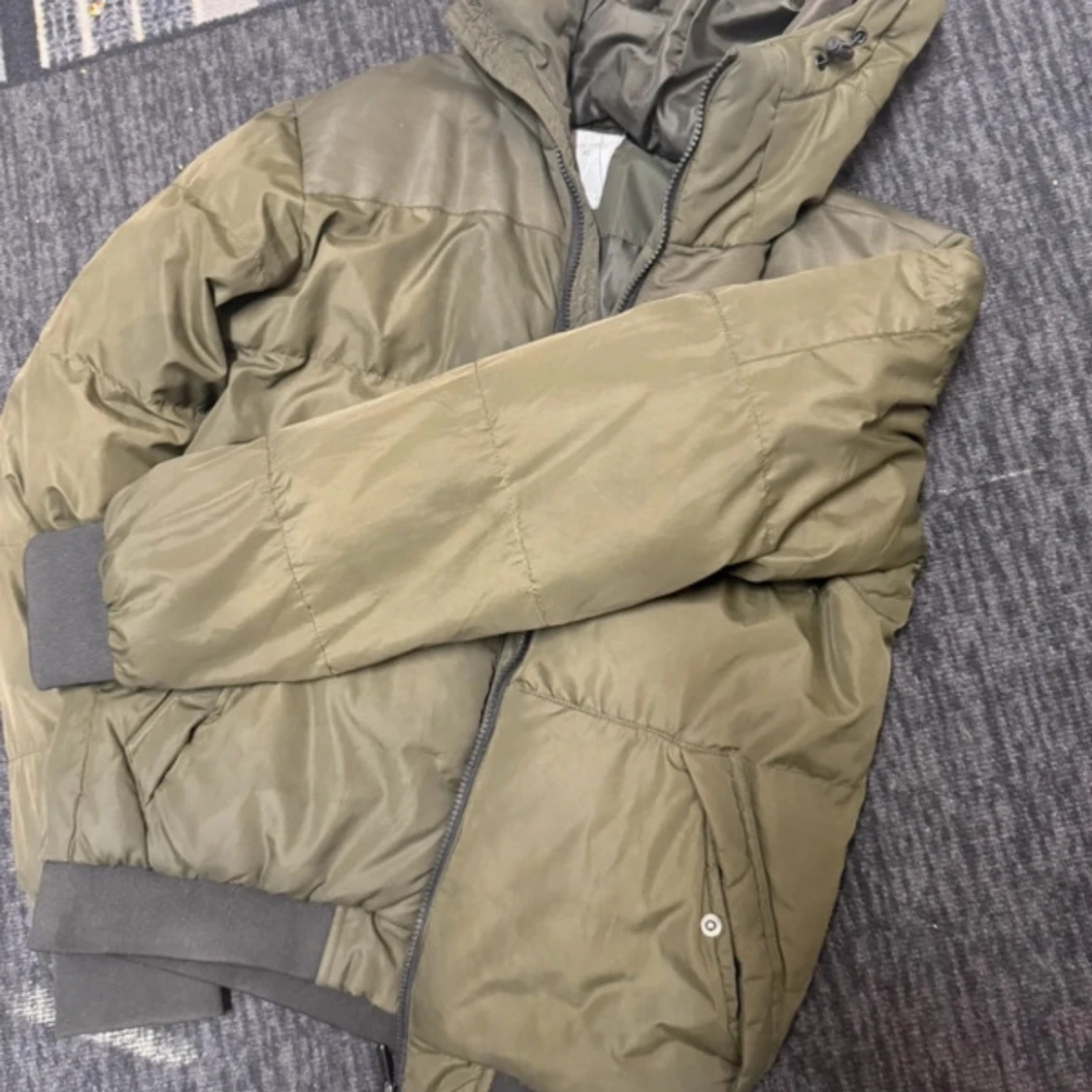 Olivgrön pufferjacka från Etirel - 91