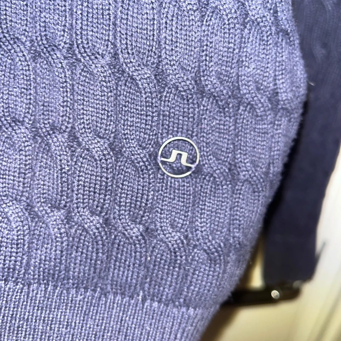 Mörkblå stickad tröja från J.Lindeberg  - 90