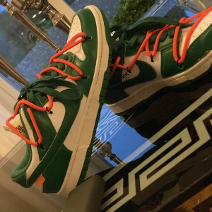 Nike Dunk off white - Storlek 42, 26,5 cm ganska fint skick på dem, skriv ifall det finns frågor🙂finns i Växjö men kan skickas