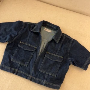 Zara jeans tshirt - Säljer denna superpopulära Zara tröjan i jättecoolt jeans material. Använd 2 gånger så den är i perfekt skick. Strl S!