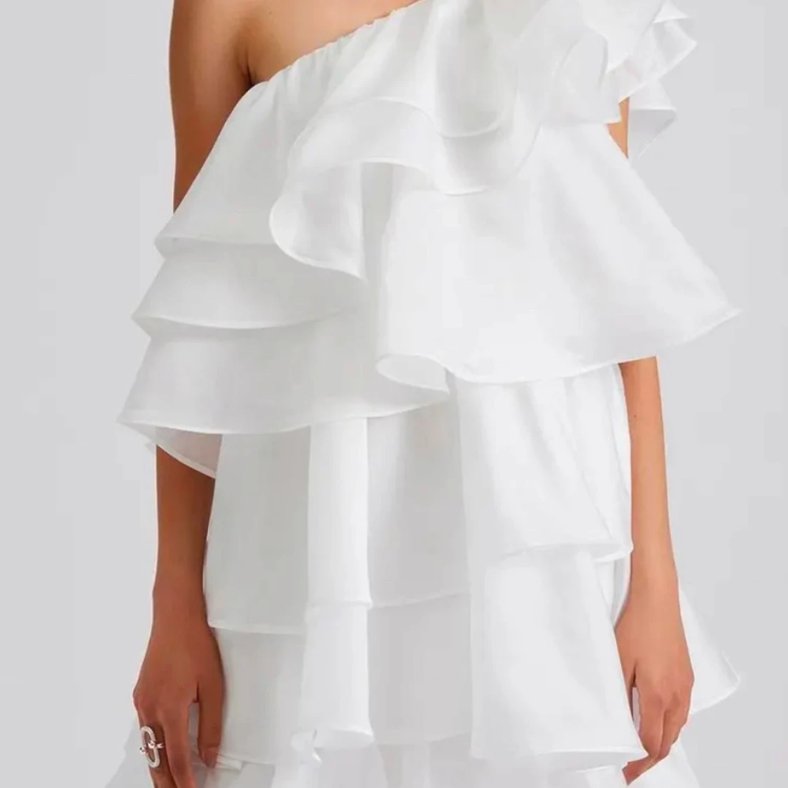 Vit offshoulder klänning med volanger - 90