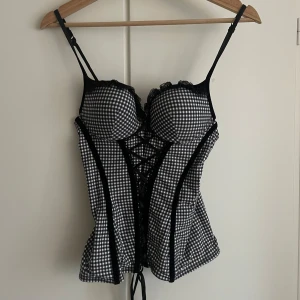 Svartvit rutig korsett - Såå snygg rutig korsettopp som tyvärr är för liten för mig 🥲Knappt använd, så toppen skick💕💕
