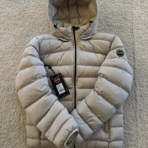 Colmar Jacka  - Colmar Expert Jacket | Skick 9/10, nästan aldrig använd | Storlek 48 motsvarar S/M | Nypris ca 7000 kr | Mitt pris 2999 kr | Färg: sandfärg. Fraktar via postnord eller instabox🚚📦 Priset är inte hugget i sten och hör av dig vid minsta lilla fråga😊