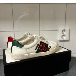 Gucci Ace  - Ett par snygga Gucci Ace sneak skor. Storlek 41,5 IT passar 42 europeisk storlek. Skorna har inga skador, men de är använda. Allt Og medföljer, dvs box, dustbags och 3st gucci kort. Hör av dig vid frågor.