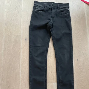Svarta jeans från Replay - Snygga svarta jeans från Replay i modellen Hyperflex.  Bra skick , tveka ej att ställa frågor.
