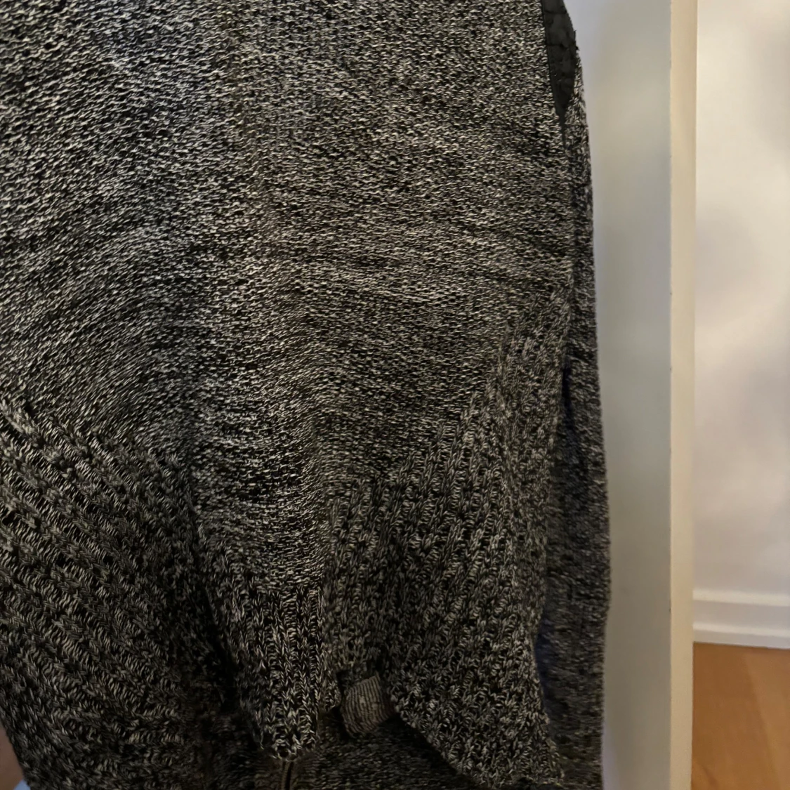 Grå stickad jacka med quiltade detaljer - 92