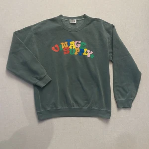 Riktigt skön sweatshirt från Vintage Supply - Säljer en sweatshirt från Vintage Supply med logga text på framsidan. Tröjan har långa ärmar och en rund halsringning. Riktigt fint skick och inga defekter. Strl M