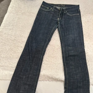 Mörkblå jeans från Denimbirds - Snygga mörkblå jeans från Denimbirds med låg midja och raka ben. Ny, inte använd, de passar inte mig. 💕pris kan diskuteras 