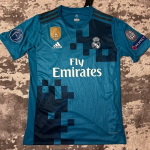 Real Madrid 2017 Ronaldo Jersey - Hej! Jag säljer en Real Madrid tröja från 2017/18 CL säsongen. Helt ny med tag. Säljer för 450. Skriv om frågor. Pris kan diskuteras vid snabb affär! Fans version. Storlek M