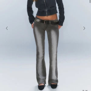 Weekday jeans - Säljer mina helt oanvända weekday jeans med prislapp kvar, dom är lågmidjade och passar mig perfekt i längden som är 169. Storlek 29/32, slutsålda på hemsidan 