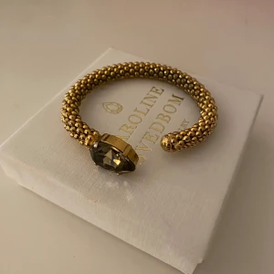 Caroline svedbom armband - Armbandet är endast användt några få gånger har inga defekter, köptes för 1000kr på NK😊