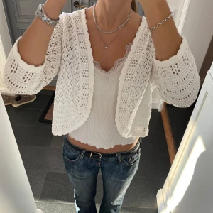 Vit stickad kofta  - Vit trekvartsärmad stickad kofta i fint skick. Finns ingen lapp men jag skulle uppskatta storleken till S/M. Använd gärna köp nu!