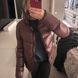 Vinröd vinterjacka från Patrizia Pepe - Jättefin vinröd jacka, inga defekter. Storlek 46 men passar som S/M