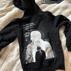 Svart Victor Leksell hoodie  - Fint skick, använd en gång. 