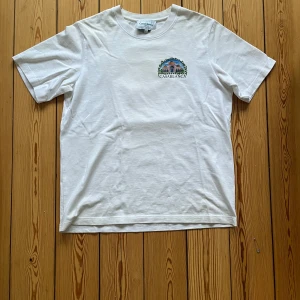 Casablanca t shirt - Casablanca t shirt köpte för typ ett år sen elr ngt för typ 2500. Har kvar e kvitto. Sitter boxy typ är 185 på bilden