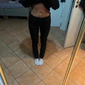Lågmidjade jeans - Säljer dessa supersnygga Levi’s Demi Curve skinny jeans i storlek 27. De är lågmidjade, vilket ger en riktigt snygg passform och funkar perfekt både till sneakers och höga klackar! Tyvärr är de lite för stora för mig och kommer därför inte till användning. De passar bäst för någon som är 158-162 cm lång. Vid mer information är det bara att skriva💞 du står för frakten. Pris kan diskuteras vid snabb affär 
