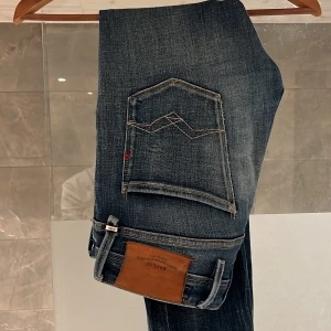 Replay Anbass jeans - Snygga blå jeans från Replay, modell Anbass. Skicket på dem är 7/10. Köpta för 2000 på care off Carl. Perfekta för en stilren look och bara som till vardag. W29 L32