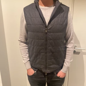 Oscar Jacobson väst  - Säljer nu min oerhört snygga Oscar Jacobson väst. Västen är i nyskick, 9/10 (endast testad). Den är i storlek M. Vid minste fundering är det bara att skriva 