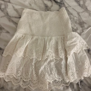 Vit volangkjol  - Superfin volangkjol från Lindex, som också kan användas som en tröja! I storlek S. Den har inte använts så många gånger, den är i bra skick! 💘 skriv privat vid frågor!