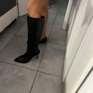 Svarta stövlar med spets  - Snygga svarta stövlar med spetsig tå och klack. Perfekta för en elegant look. Helt oanvända kommer med kartong. 